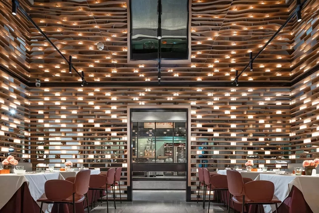 八步大鸭梨烤鸭店以全新的餐饮空间设计，冲破品牌桎梏，重塑品牌形象